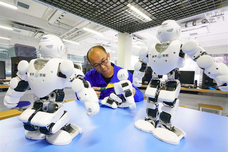 区机器人孵化中心一家科技公司的科研人员在组装他们研发的示教机器人